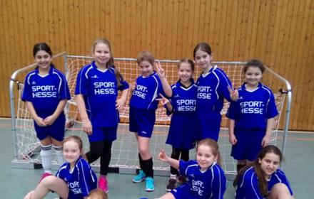 10 Mädchen aus der 3. und 4. Klasse vertraten die Grundschule St. Peter und Paul Kreisfußballmeisterschaften der Grundschulen in Kruft.