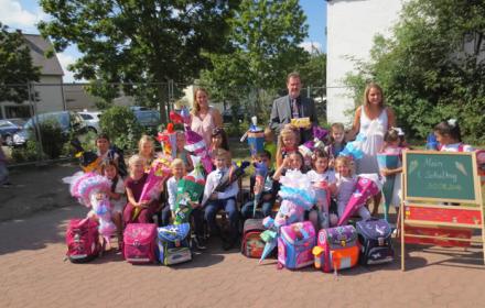 12 Mädchen und 4 Jungen wurden in der Grundschule St. Peter und Paul in Urmitz Bahnhof eingeschult. Die Aufregung war an diesem besonderen Tag bei Eltern und Kindern sehr groß. 